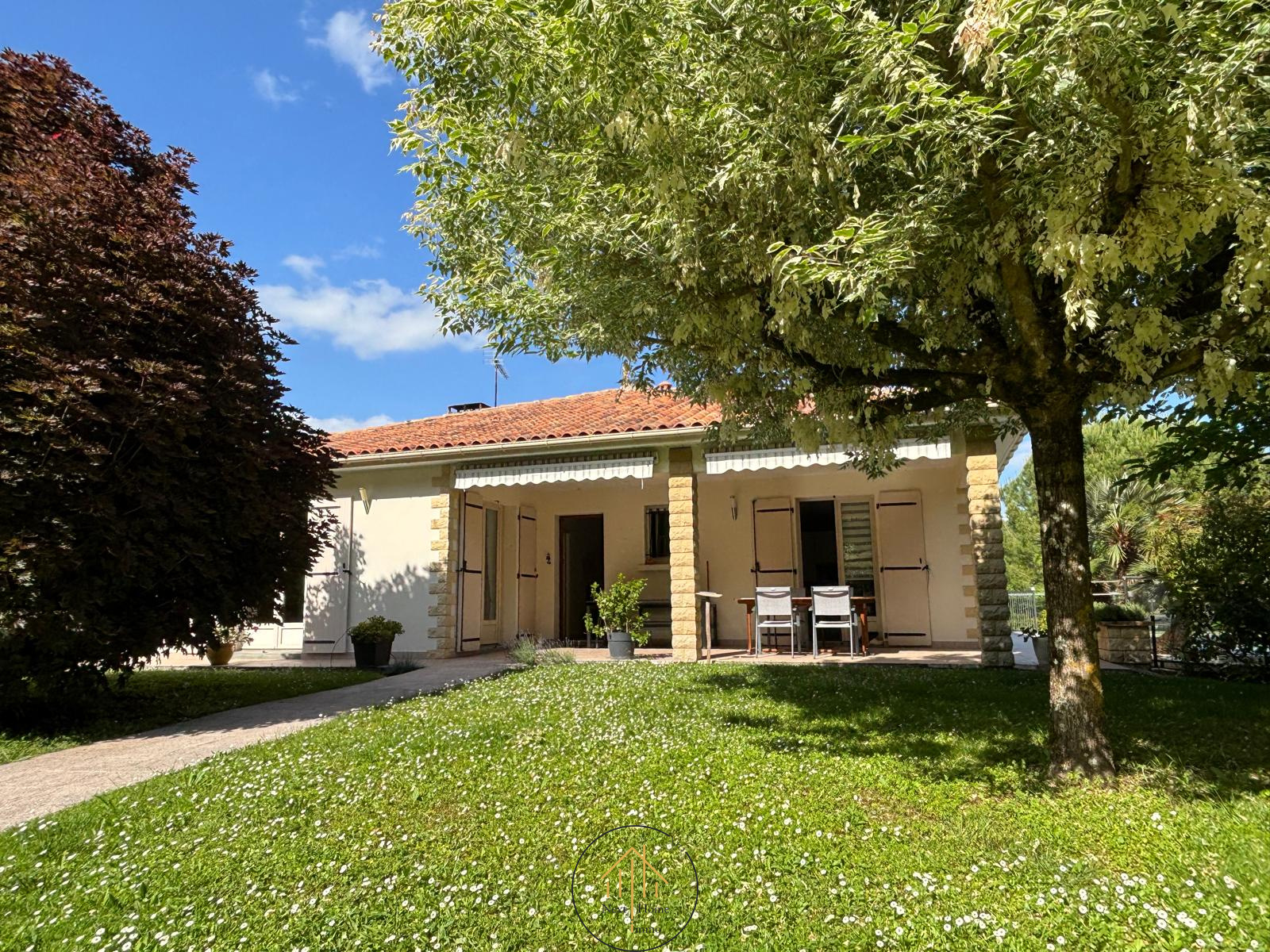 MAISON 3 CHAMBRES, PISCINE, GARAGE, TERRAIN CLOS ET ARBORE